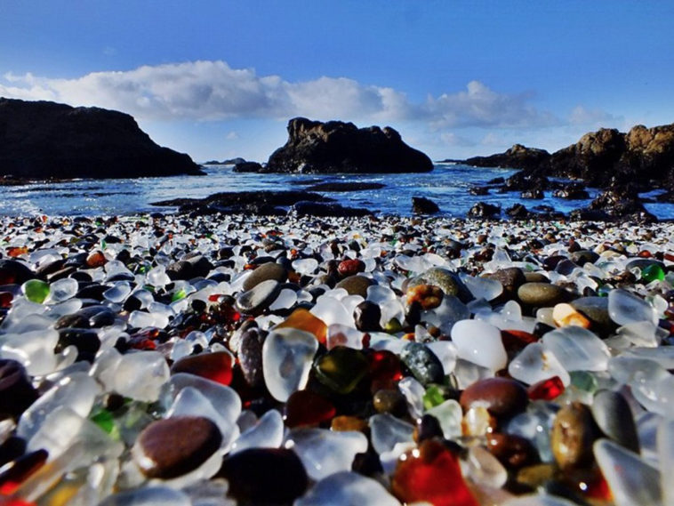 Glass beach, l’étrange plage de verre aux galets multicolores