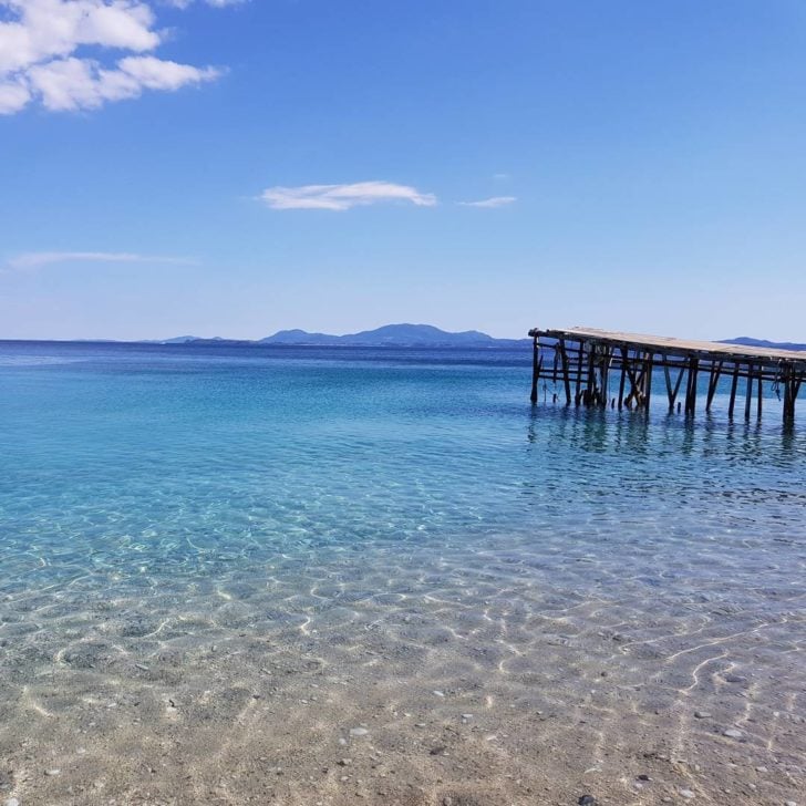 La plage de Nissaki en Grèce