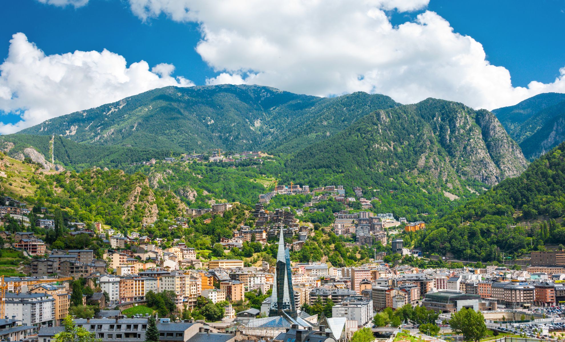 Andorre-la-Vieille sous des nuages ​​gonflés