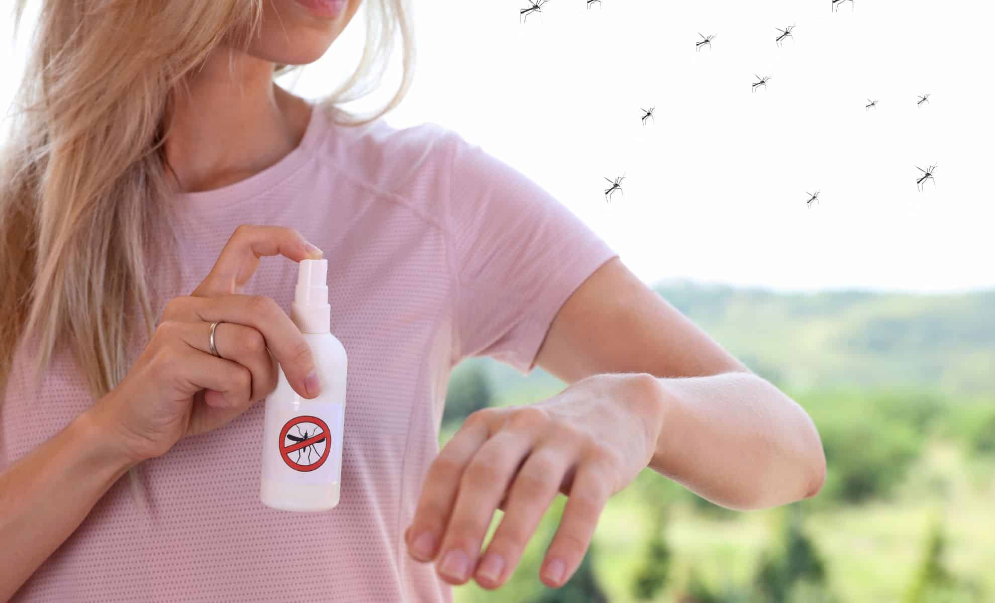 Femme utilisant un spray répulsif contre les insectes en extérieur