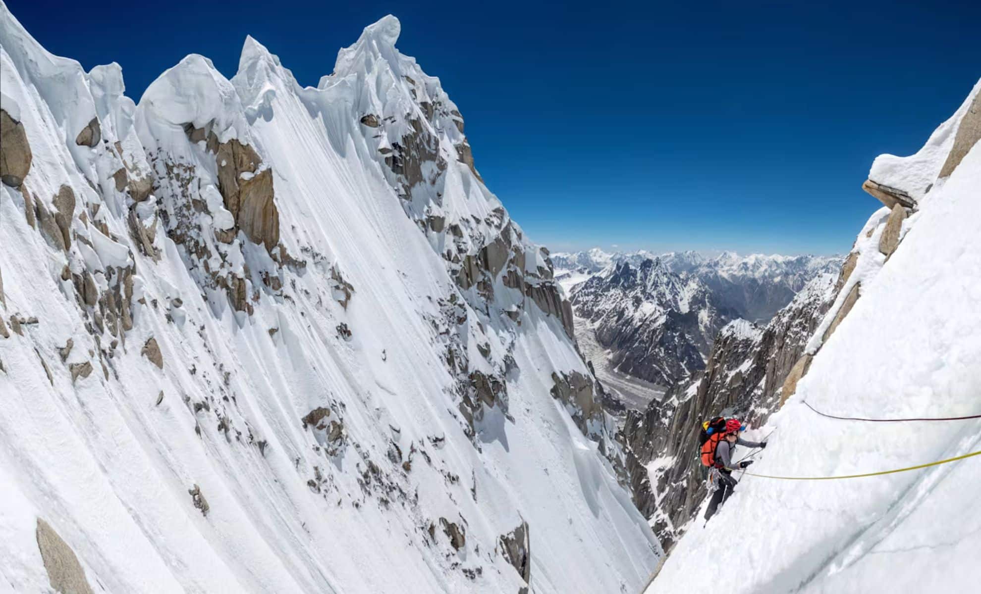 Un alpiniste qui escalade le K2 au Pakistan