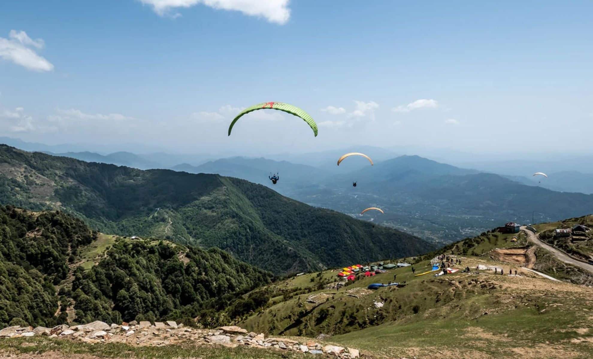 Des parapentistes qui survolent Le site de Bir Billing, Inde 