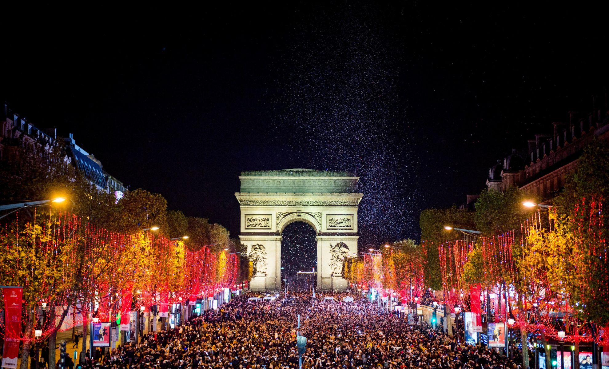 L'avenue des Champs-Élysées remplie de monde 