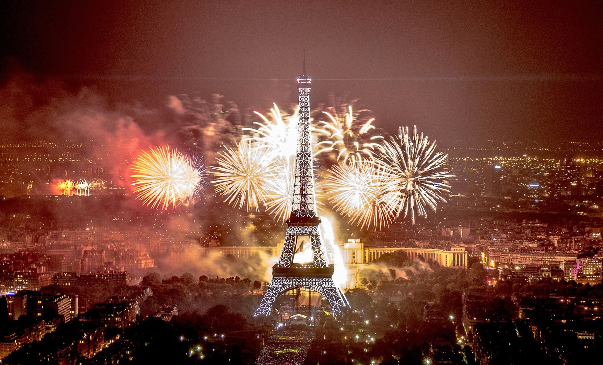 Les feu d'artifice illumine la tour eiffel pour le nouvel an