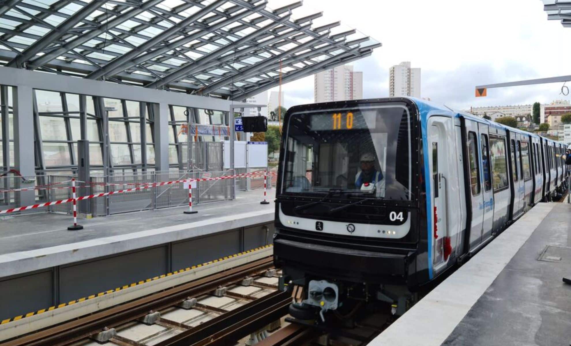 Un métro RATP qui rentre dans une station
