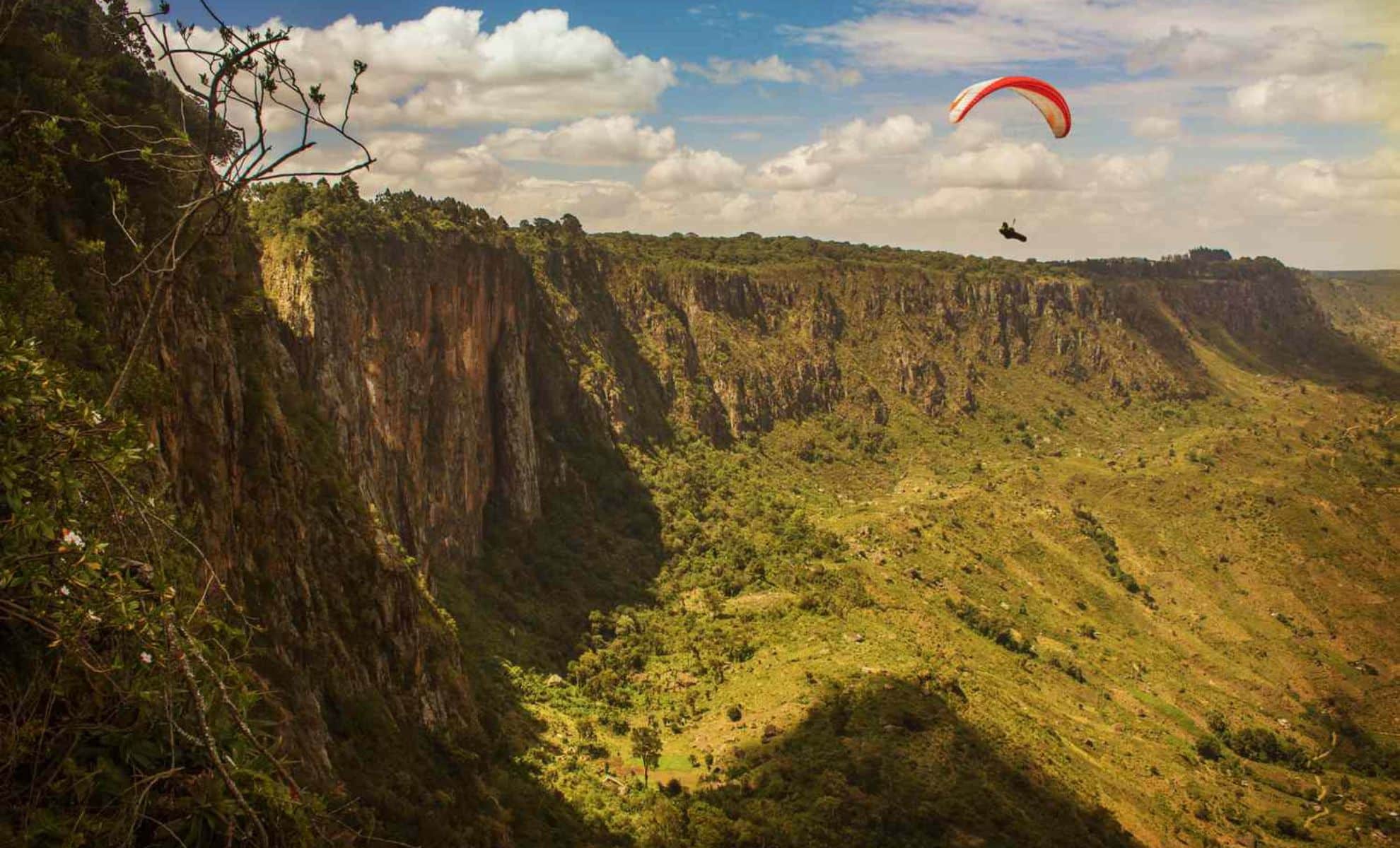 Un parapentiste qui survole le site de Kerio Valley, Kenya