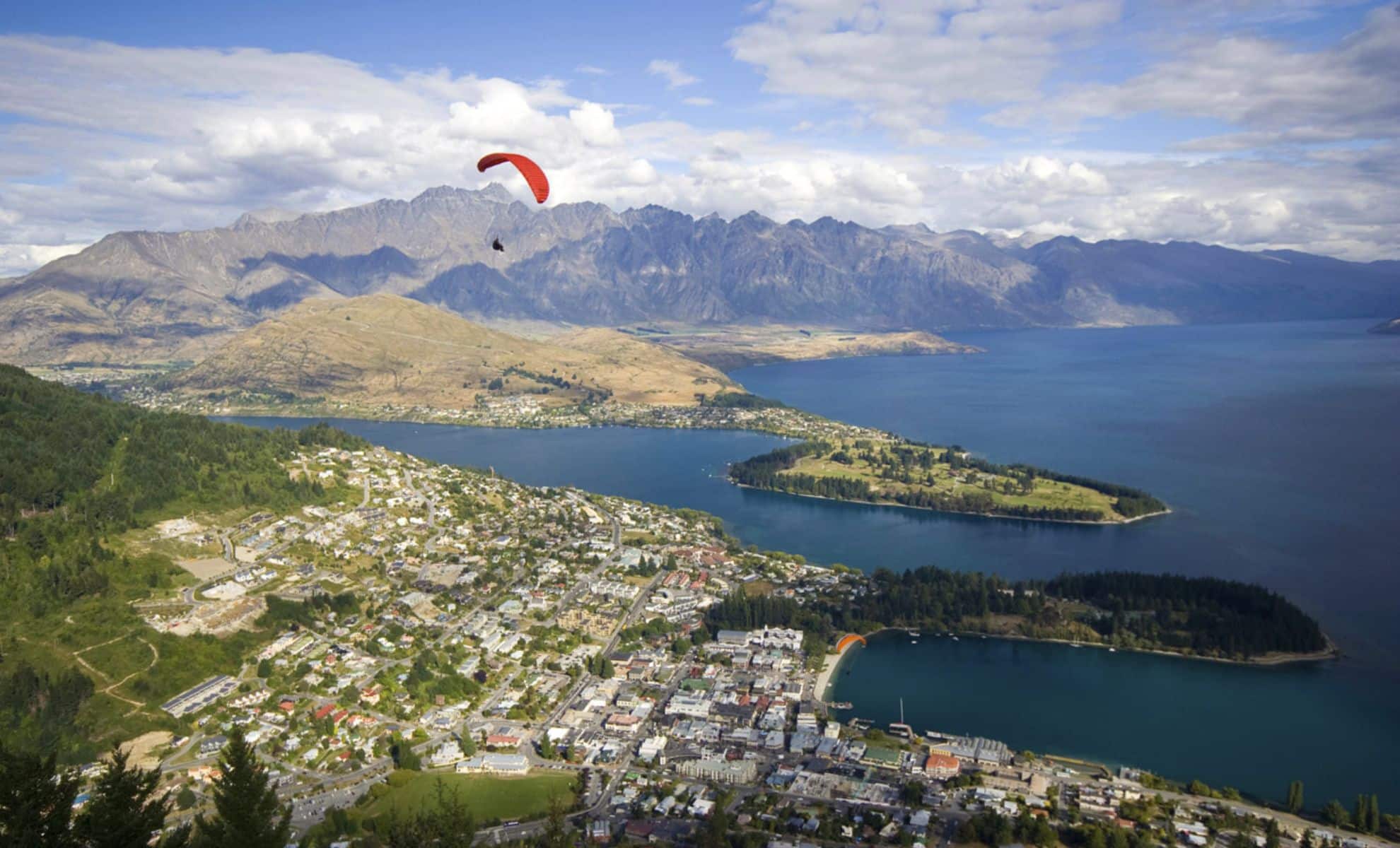 Un parapentiste qui survole Le site de Queenstown, Nouvelle-Zélande
