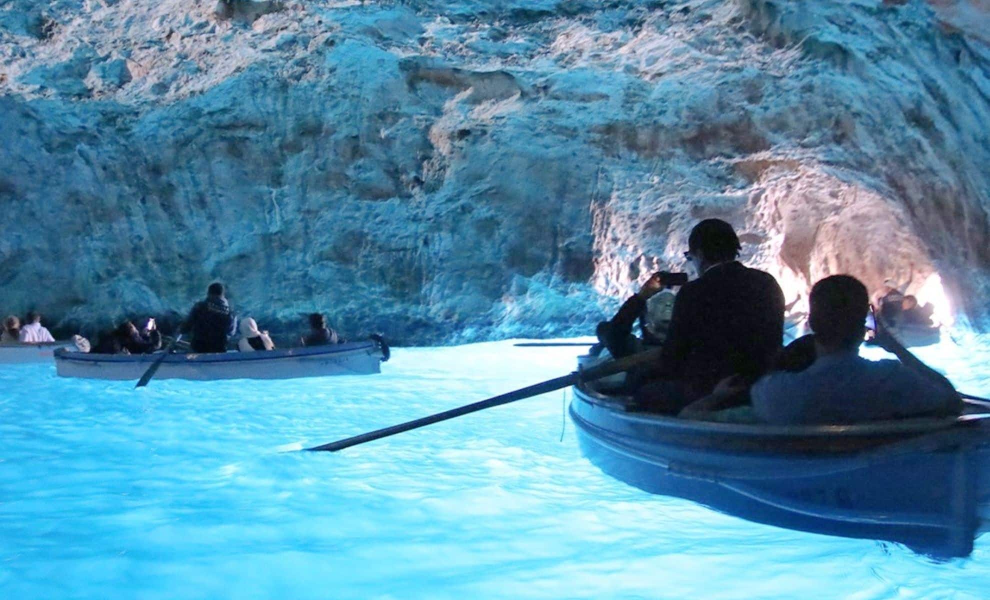 Balade en bateau dans la grotte bleue de Capri en Italie
