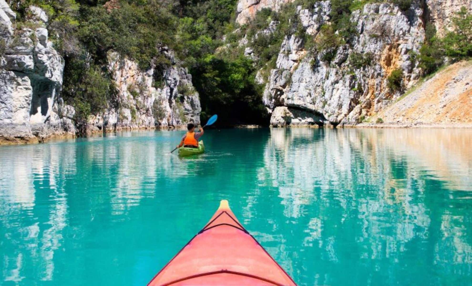 Kayak dans les eaux émeraude des gorges du Verdon