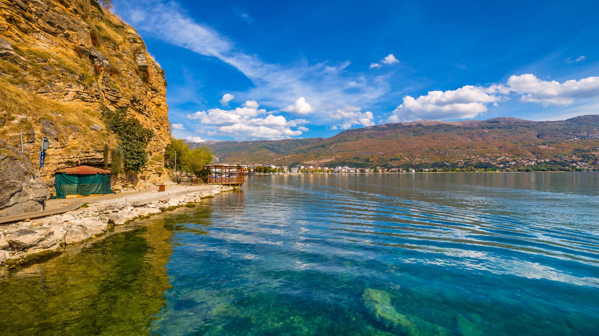 Le lac d’Ohrid entre l'Albanie et la Macédoine