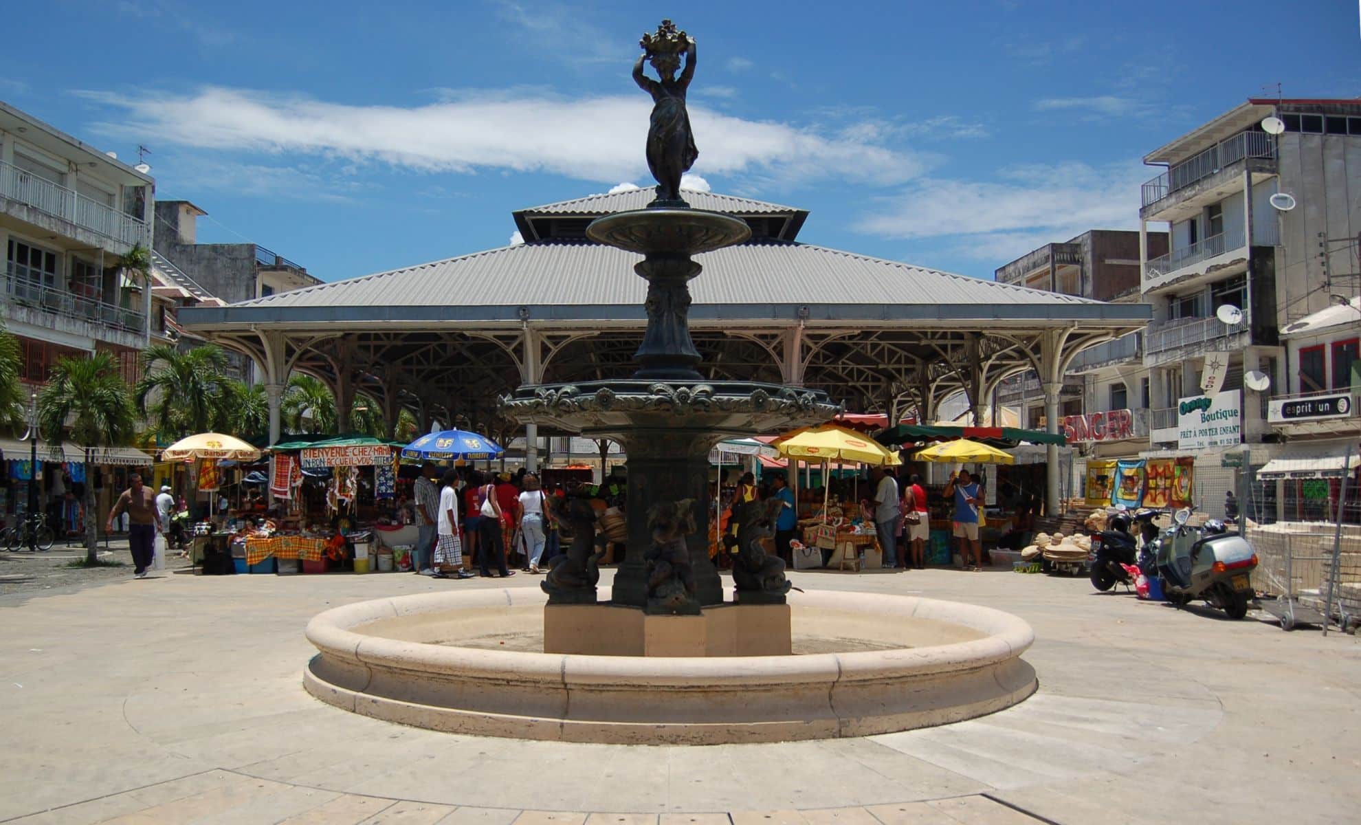 Marché central de Pointe-à-Pitre avec une vue de la fontaine, Guadeloupe