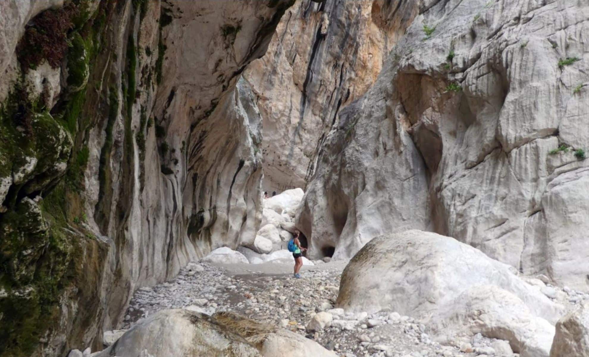 Randonnée à travers les impressionnantes gorges de Gorropu en Sardaigne