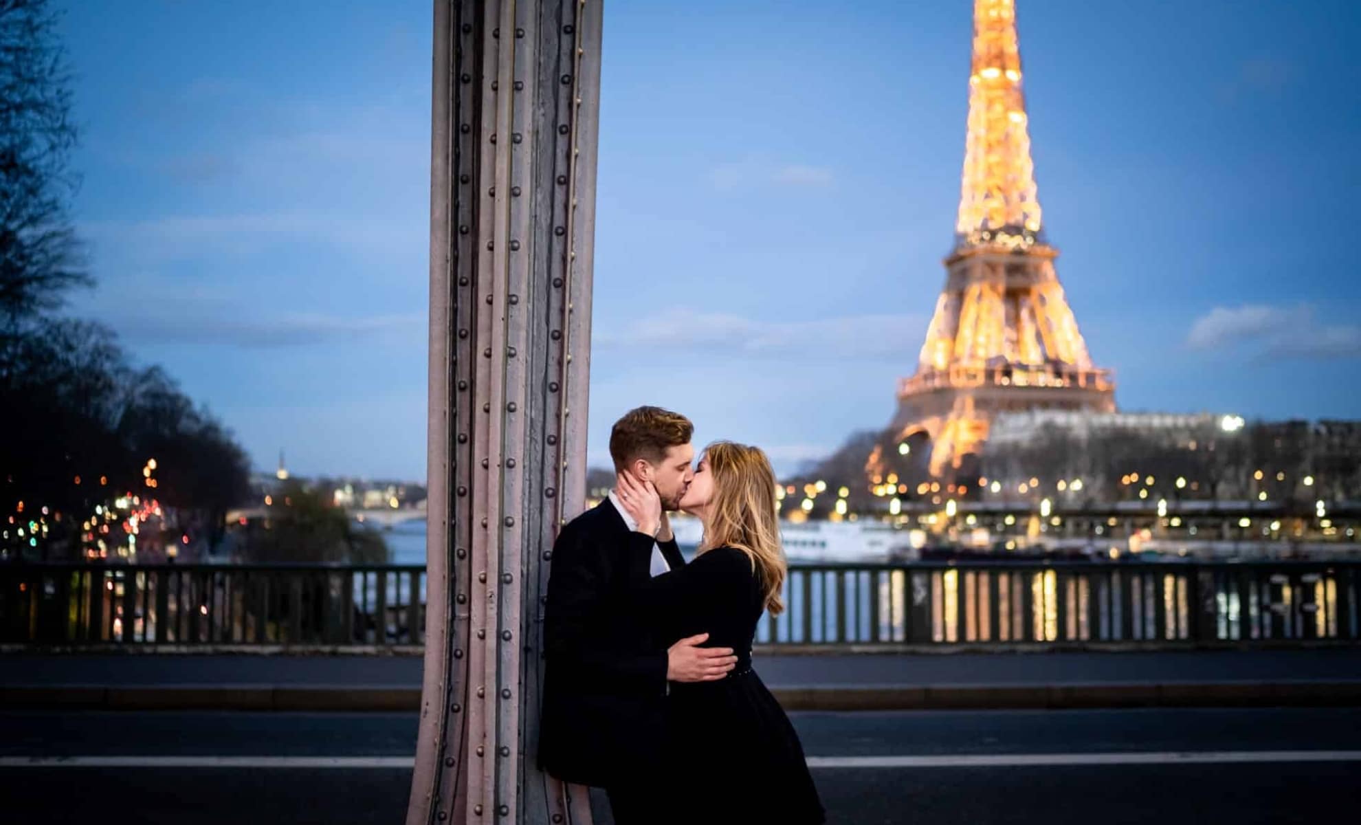 Un couple s'embrassant à Paris