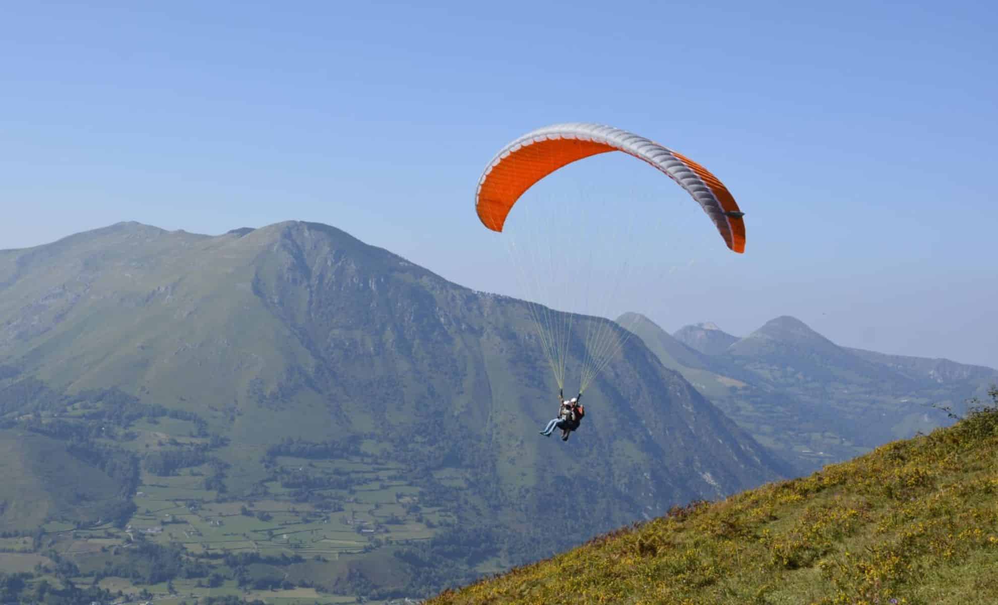 Vol en parapente au-dessus des majestueuses Pyrénées espagnoles