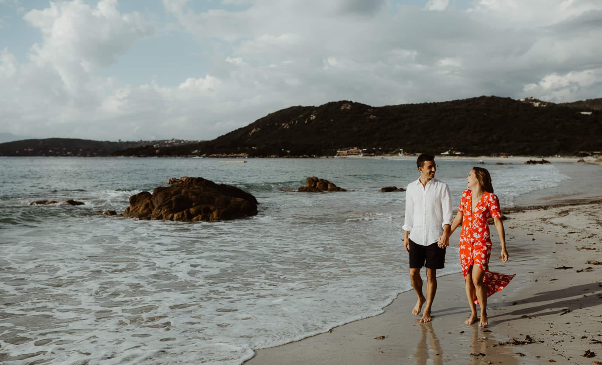 Balade en amoureux au bord de la plage en Corse, France