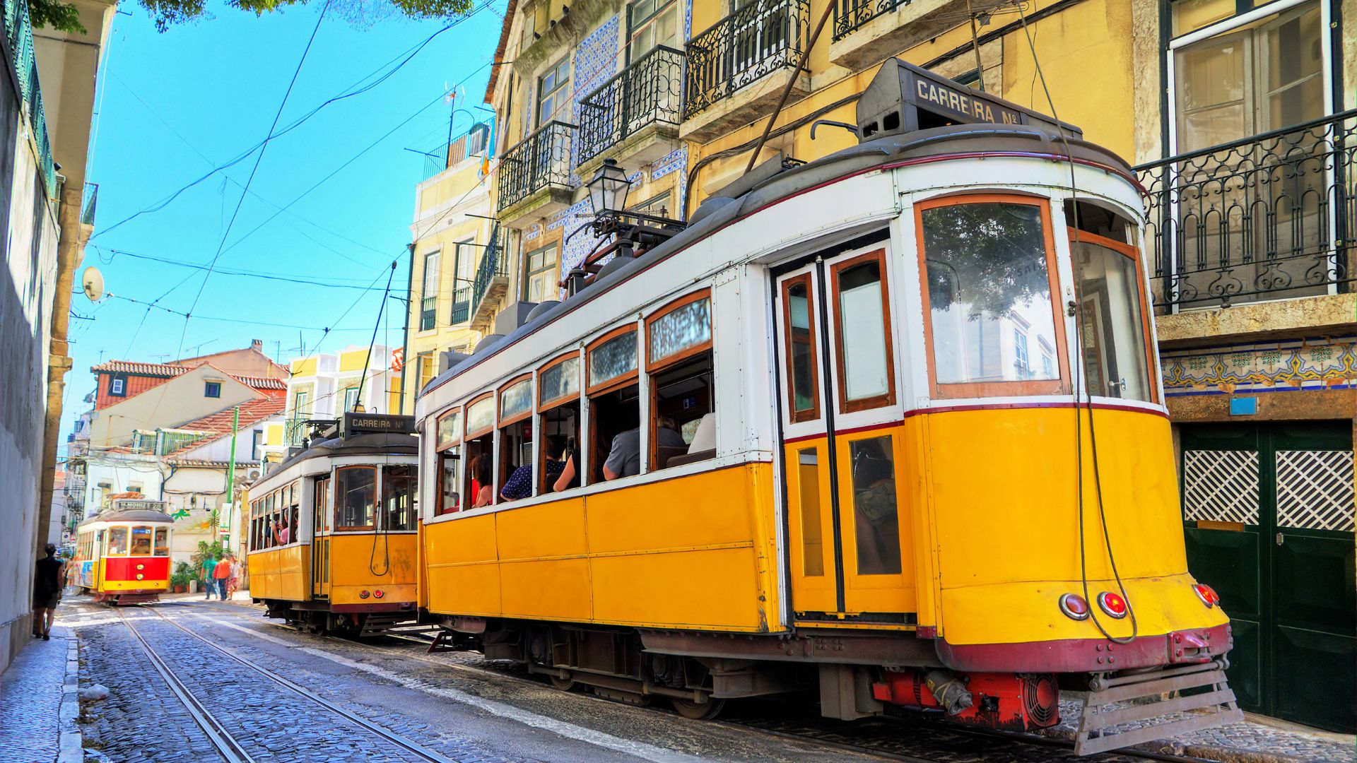 Balade en trame dans les ruelles de Lisbonne au Portugal