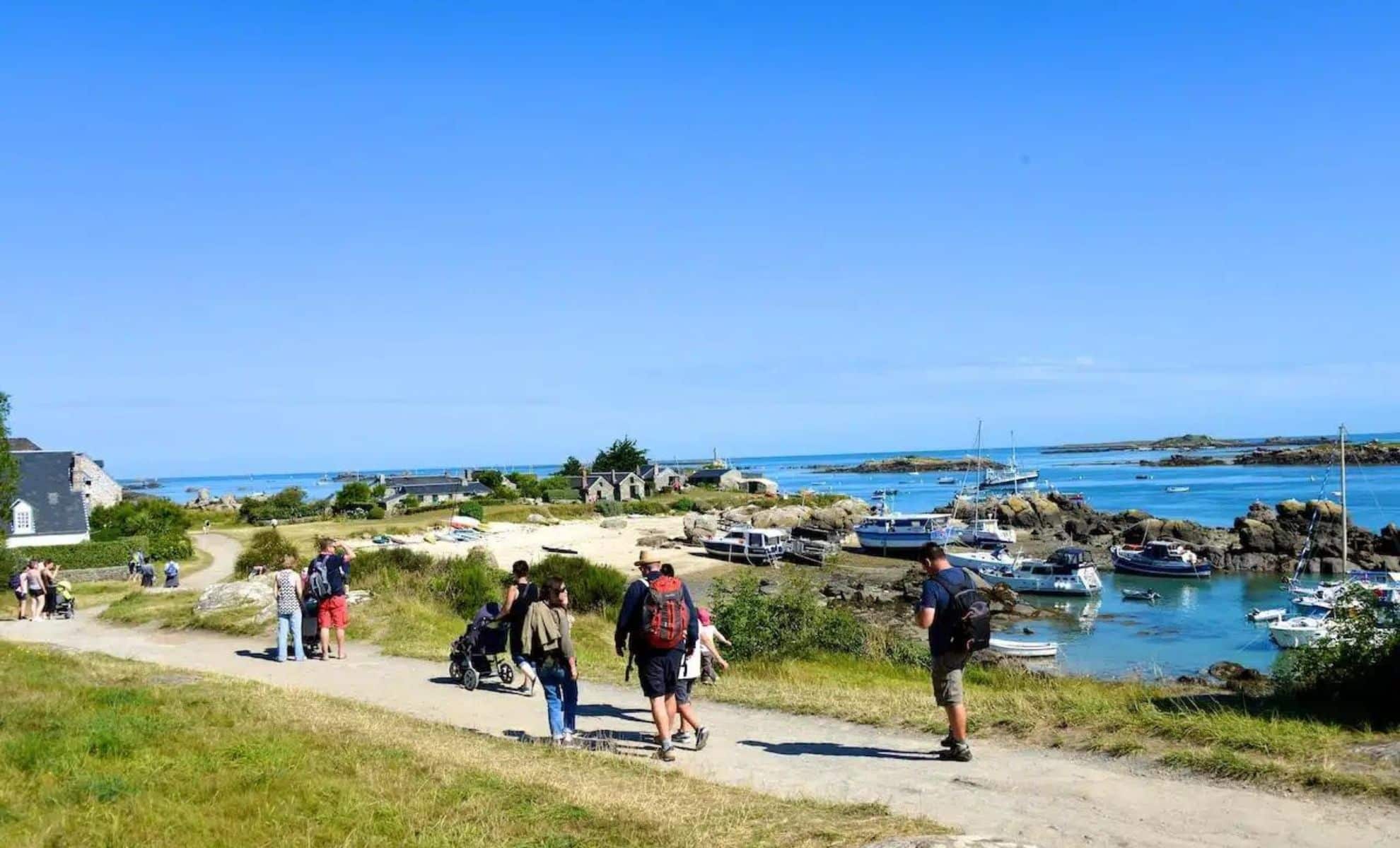 Des randonneurs sur les îles Chausey