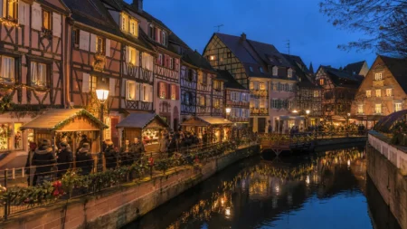 La Petite Venise de Colmar illuminée à la tombée de la nuit pendant le marché de Noël